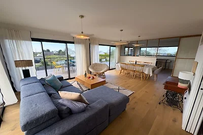Moderne woning aan de kust met schilderachtig...