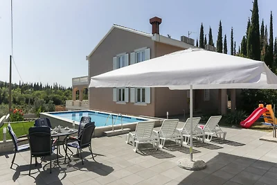 Villa Harmonia con patio e piscina in comune