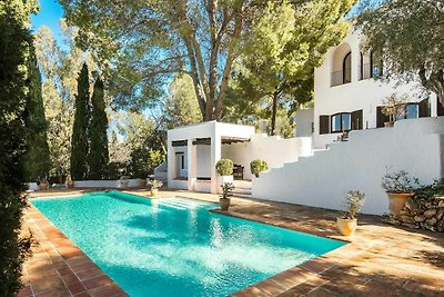 Villa mit Pool und Blick auf die Landschaft