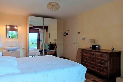 Villa mit Meerblick in geschützter Anlage