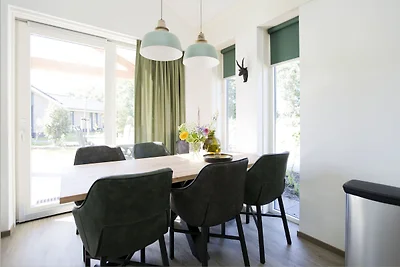Bungalow mit einer überdachten Terrasse