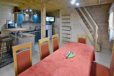 Holzhaus am Ostrowieckie-See mit Strand