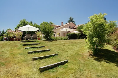 Villa di classe a Ecuras Rouzède con giardino