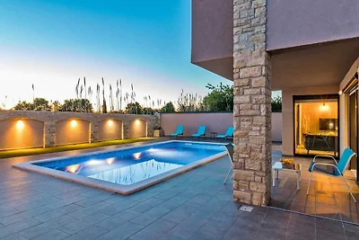 Entspannende Villa in Pula mit privatem Pool