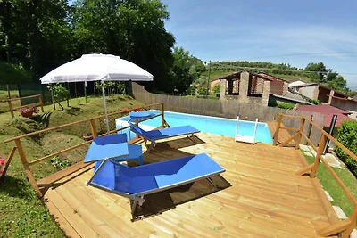 Casa in stile provenzale tra le colline di Lu...