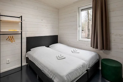 Moderne Lodge am Wasser, im Grünen gelegen