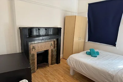 Rahal Hackney |  Double Room Shared washroom