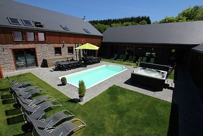 Beautiful villa with heated outdoor pool, sau...