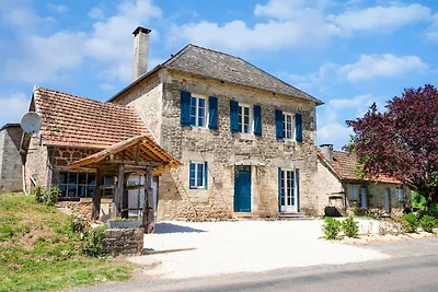 Affascinante casa con piscina a Coubejours