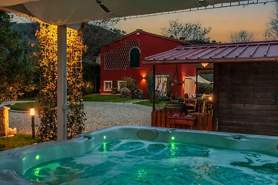 Boerderij in Lucca met zwembad en jacuzzi