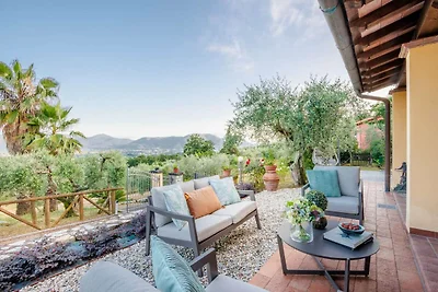 Villa nabij Lucca met wijngaardzicht