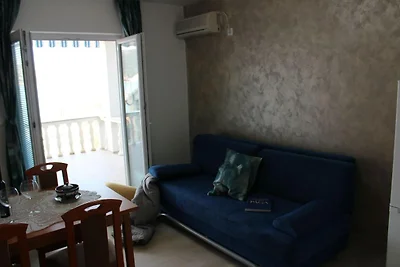 Appartement in Stara Novalja met groot terras