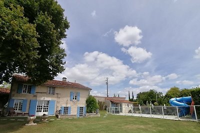 Geräumiges Ferienhaus mit Pool in Lusignac