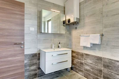Spaziosa villa con piscina