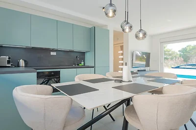 Villa Pomalo - Three Bedroom Villa with Outdo...