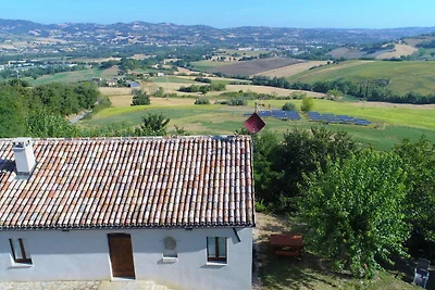 Caratteristico casale a Barchi (Marche)