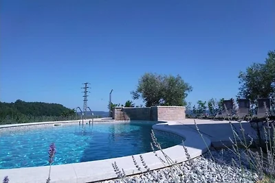 Moderne Villa mit Pool und Garten