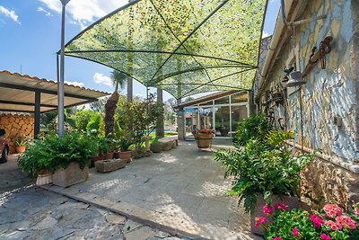 Landhaus in Llubi mit Garten