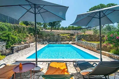 Villa in Rakalj mit Schwimmbecken