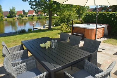 Haus mit Sauna, Outdoor-Spa und Tretboot