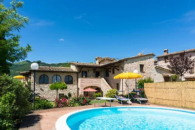 Geräumiges Ferienhaus in Cagli mit Garten