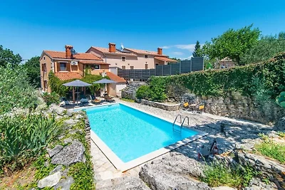 Villa in Rakalj mit Schwimmbecken