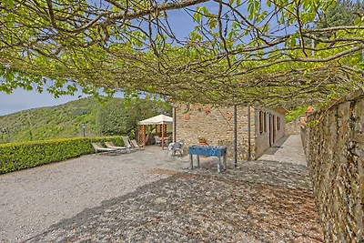 Omringd door groene Toscaanse heuvels