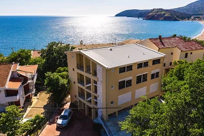 Comfort Studio Apartment with Mountain View a...