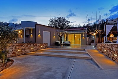 Villa with Pool in Gerani