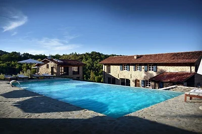 Villa in Monastero Bormida met balkon
