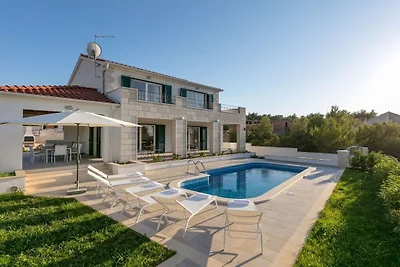 Villa in Milna mit Schwimmbecken