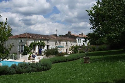 Schönes Ferienhaus in Saint-Sauvant mit priva...