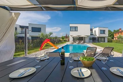 Villa in Novigrad mit Schwimmbecken