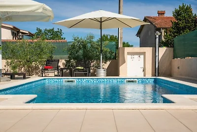 Villa in Pula mit Schwimmbecken