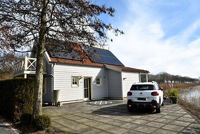 Villa direct aan het water met eigen steiger