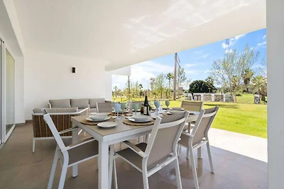 Chic 3-Bed Apartment ALCAZABA LAGOON (2107)