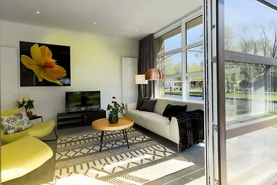 Modernes Ferienhaus mit dekorativem Kamin