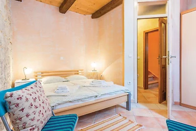 Rustikales Ferienhaus in Vrsar mit Garten