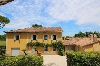 Luxuriöse Villa in Manziana mit Swimmingpool