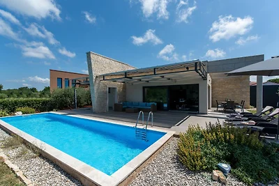 Villa moderna con piscina, terrazza coperta e...