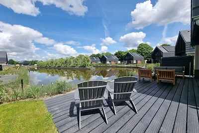 Villa am Wasser mit Anlegesteg