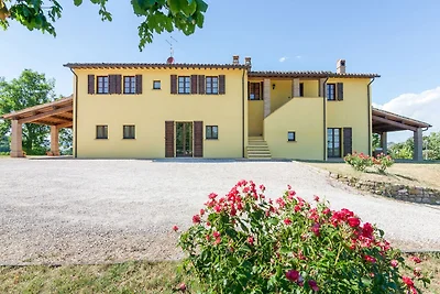 Elegante Casa Vacanze a Urbania con Giardino
