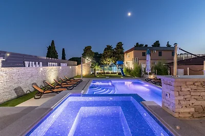 Villa a Pola con piscina