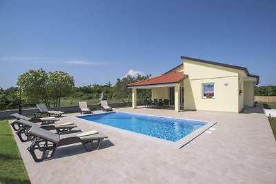 Villa moderna con piscina e ombrellone a...