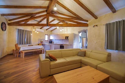 Moderne Villa mit Pool und Garten