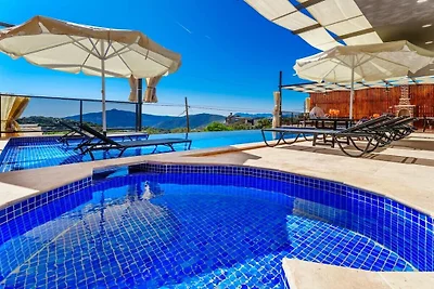 Villa in Kalkan mit Schwimmbecken