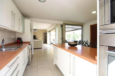 Casa con piscina su un campo da golf