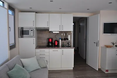 Casa galleggiante nel porto della città di...