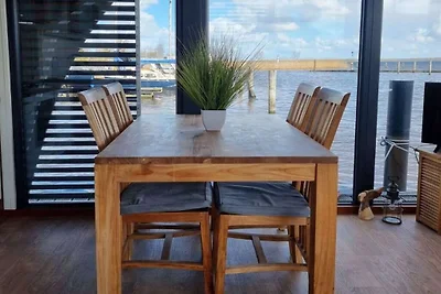 Casa flotante en Anjum con piscina