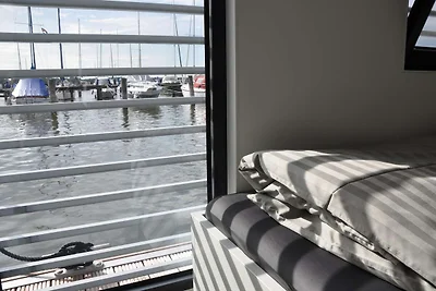 Hausboot im Hafen in Ribnitz-Damgarten